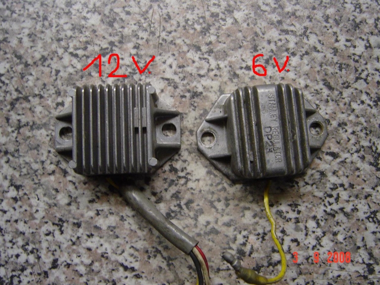 KEDO PlugIn 12V Regler + Gleichrichter, zur einfachen Umrüstung von 6V auf  12V, keine Änderung am Kabelbaum, ersetzt orig. Gleichrichter +Spannungsregler